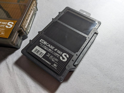 Daiichiseiko MC Case #195 Caja de aparejos con anzuelo en forma de S 